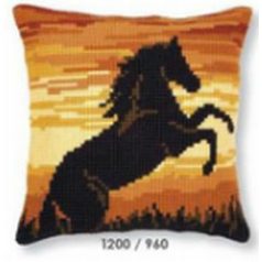   Keresztszemes párna -Fekete ló előnyomott mintával - 40x40 cm -PN-0008758